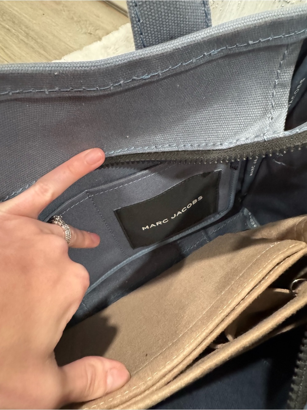 Marc Jacob’s The Tote Bag - Picture 5 of 10